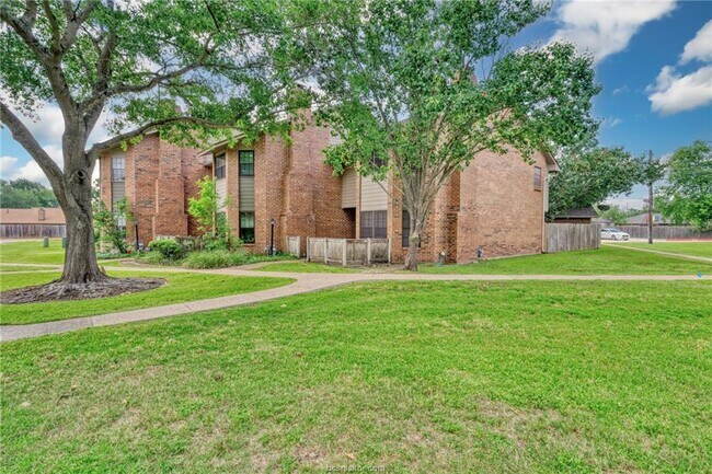 2400 Longmire Dr, Unit 303 in College Station, TX - Foto de edificio - Building Photo