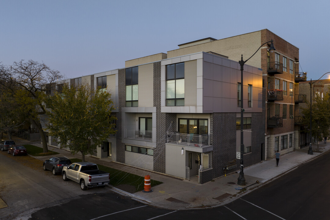 Albany Square Townhomes in Chicago, IL - Building Photo