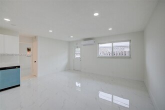 1750 NE 56th Ct in Fort Lauderdale, FL - Foto de edificio - Building Photo