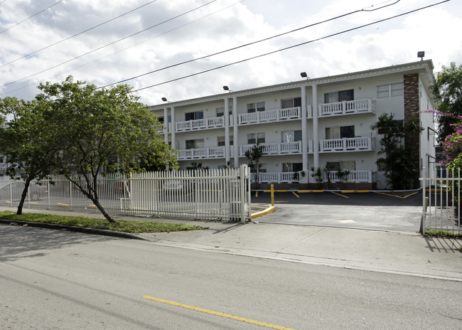 Colonial Park in Hialeah, FL - Foto de edificio - Building Photo