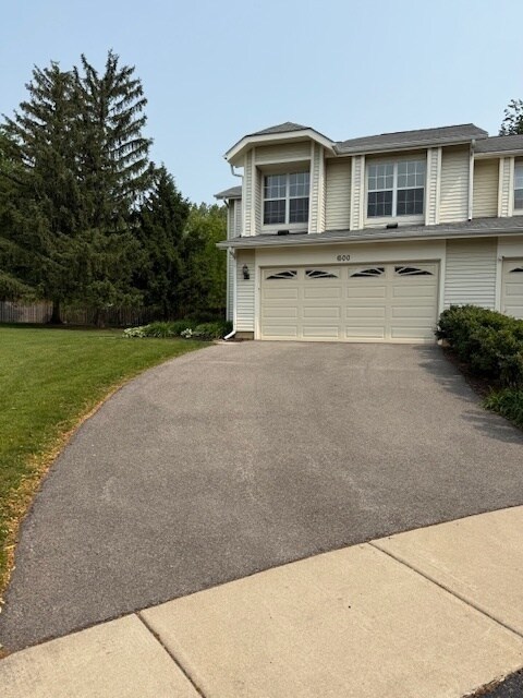 600 Sturnbridge Ln in Schaumburg, IL - Building Photo