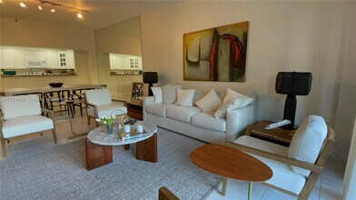 151 Crandon Blvd, Unit 236 in Key Biscayne, FL - Foto de edificio - Building Photo