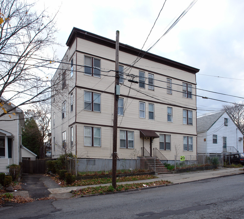 402 9th Ave in Paterson, NJ - Building Photo