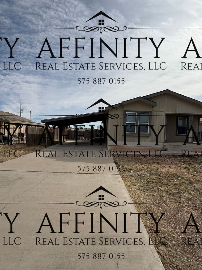 2206 Iris St in Carlsbad, NM - Building Photo - Building Photo