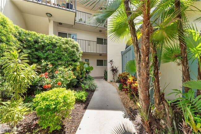 1754 Bald Eagle Dr in Naples, FL - Foto de edificio - Building Photo