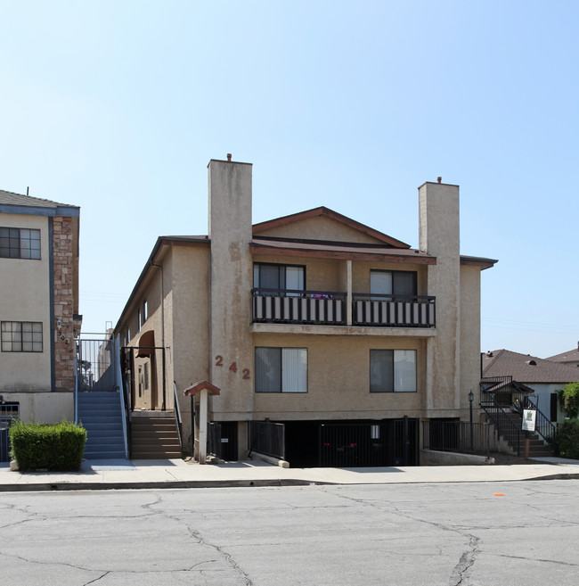 242 E Elmwood Ave in Burbank, CA - Building Photo - Building Photo