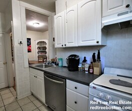 316 Saint Paul St, Unit 3 in Brookline, MA - Foto de edificio - Building Photo