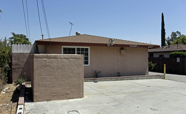 9127 Juniper Ave in Fontana, CA - Foto de edificio - Building Photo