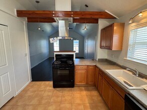 1310 Swayze Ln in Medford, OR - Building Photo - Building Photo