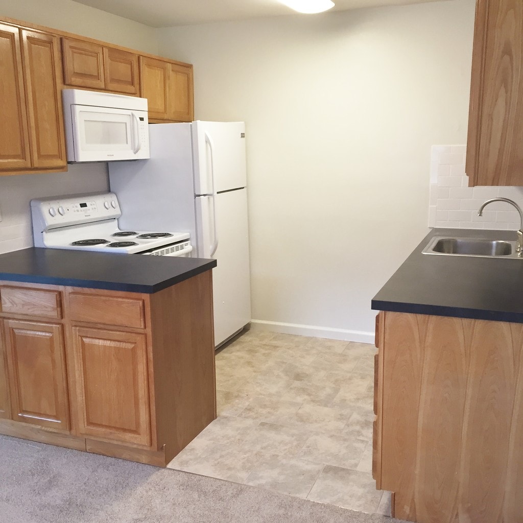 Balmoral Arms Apartments in Matawan, NJ