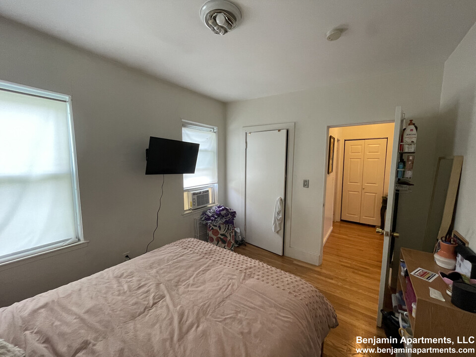 218 W 8th St, Unit 3 in Boston, MA - Building Photo