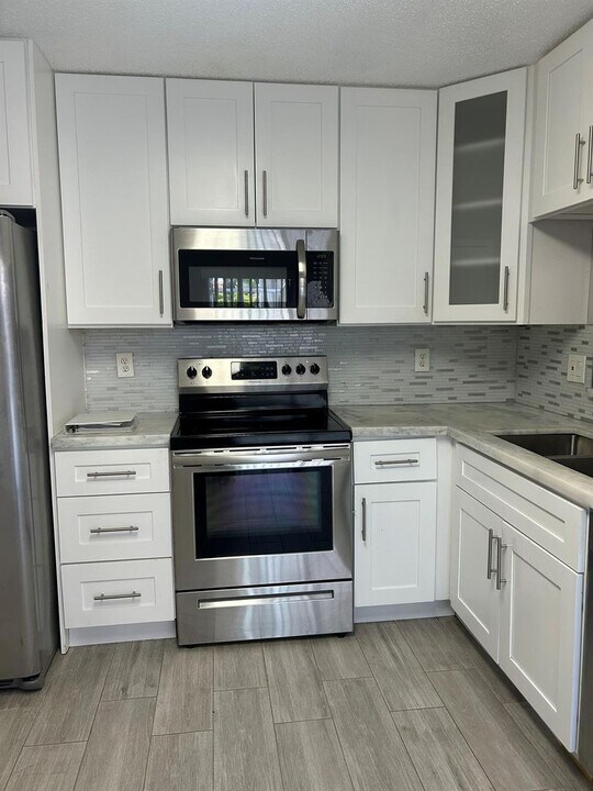 10978 Mainsail Dr in Hollywood, FL - Building Photo