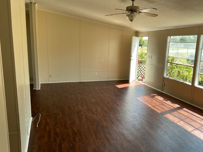 343 Crescent Creek Ln in Bruceville, TX - Foto de edificio - Building Photo