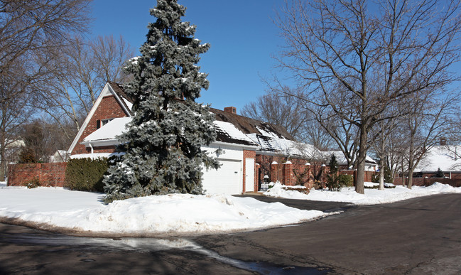 Corinth Downs Compton Court in Prairie Village, KS - Building Photo - Building Photo