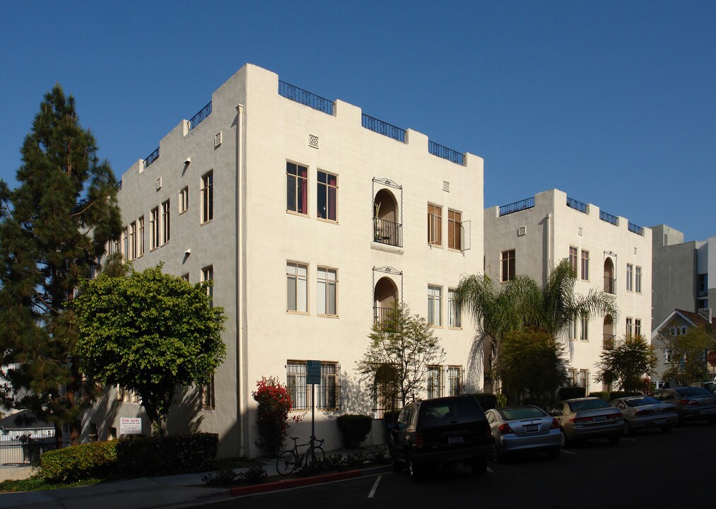 Elliot Arms Apartments in San Diego, CA - Building Photo