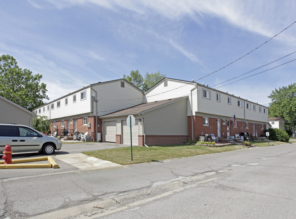 Yorkshire Plaza in Roseville, MI - Building Photo