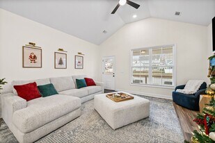 579 Centre St in Pleasant View, TN - Building Photo