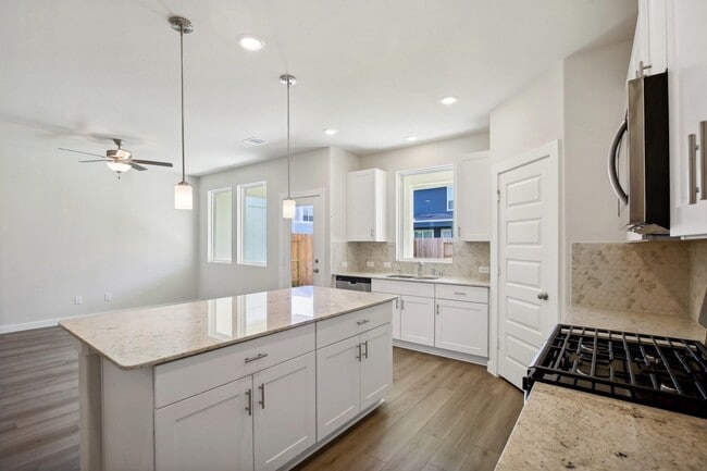 586 Avisa Dr in Kemah, TX - Building Photo - Building Photo