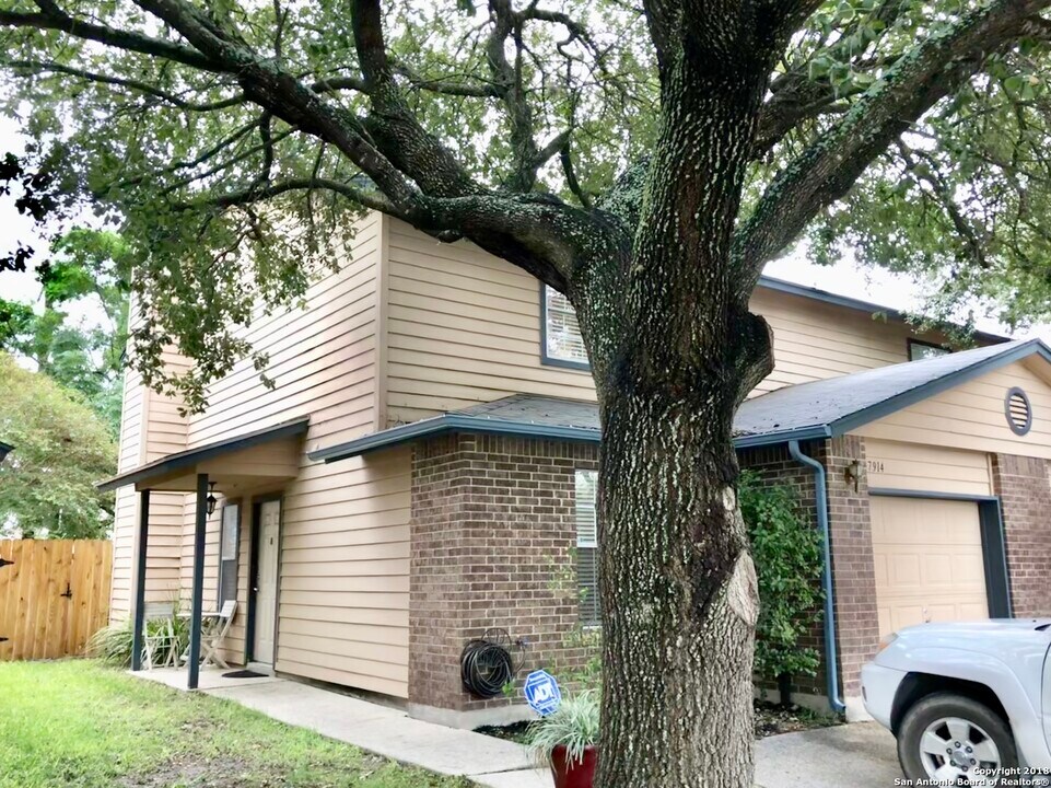 7914 Galaway Bay in San Antonio, TX - Building Photo