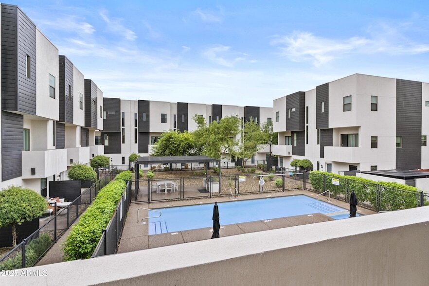 325 E Coronado Rd in Phoenix, AZ - Building Photo