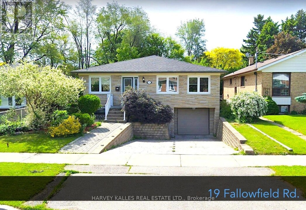 19 Fallowfield Rd in Toronto, ON - Building Photo