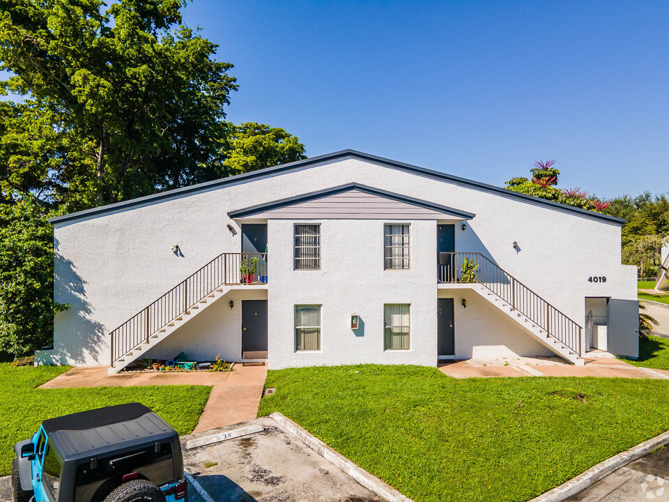 Sunrise on the Green in Sunrise, FL - Building Photo