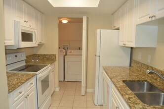 900 Crestwood Ct S, Unit 908 in Royal Palm Beach, FL - Foto de edificio - Building Photo