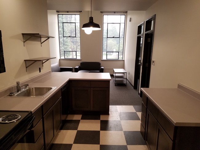 School House Lofts in Cheney, WA - Foto de edificio - Building Photo