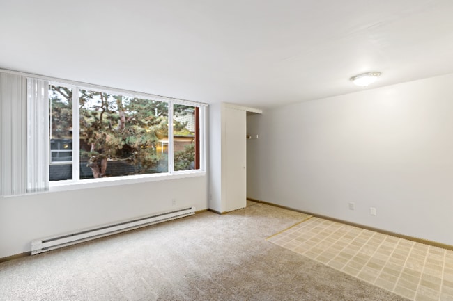 5625 15th Ave NE in Seattle, WA - Building Photo - Building Photo