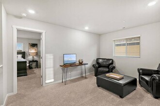 10715 186th St Ct E in Puyallup, WA - Foto de edificio - Building Photo