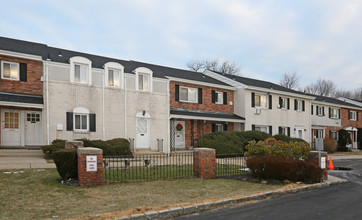 100 Dawson Ln in Jericho, NY - Building Photo - Building Photo