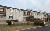 100 Dawson Ln in Jericho, NY - Foto de edificio - Building Photo