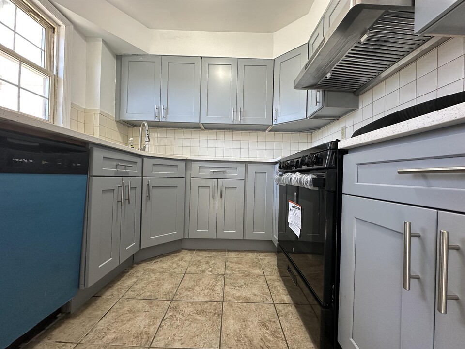 34 E 16th St in Bayonne, NJ - Building Photo
