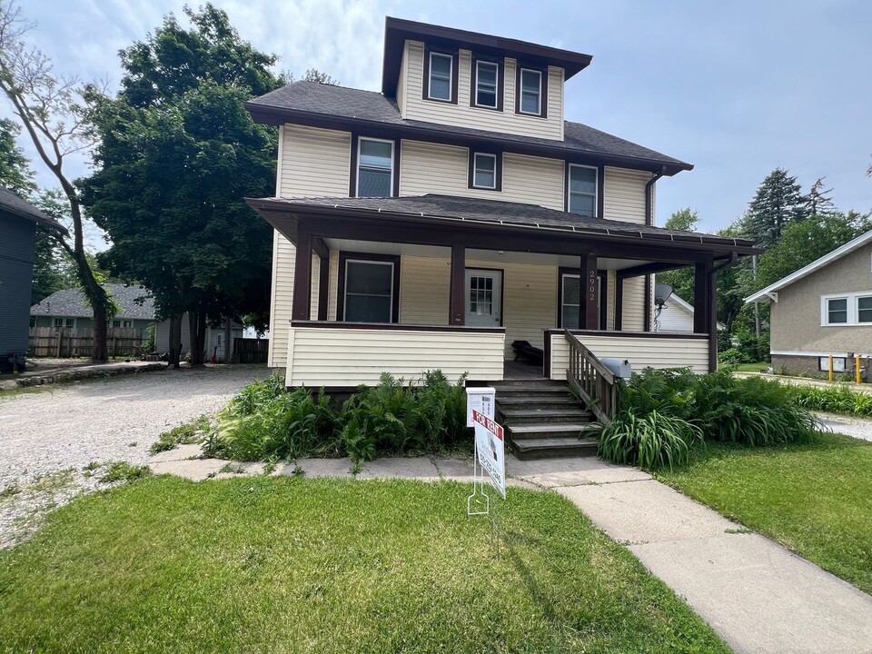 2902 Lincoln Way in Ames, IA - Building Photo