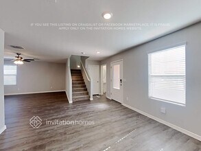 8216 W Illini St in Phoenix, AZ - Foto de edificio - Building Photo