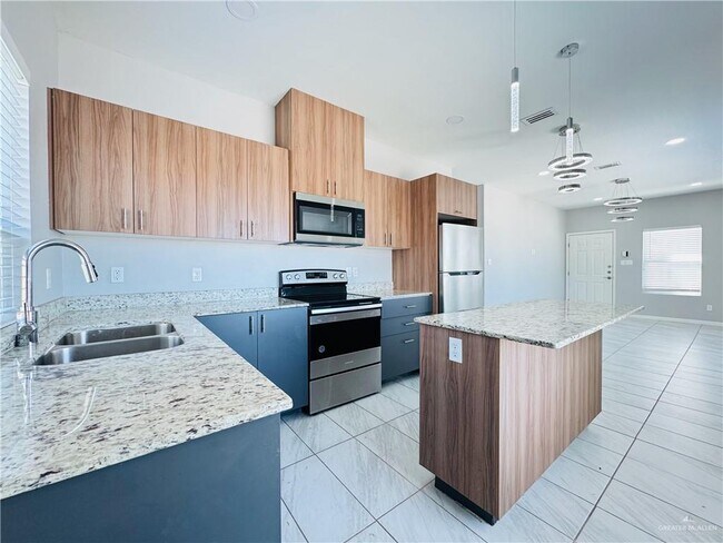 3913 Bella Costa Dr in Weslaco, TX - Building Photo - Building Photo