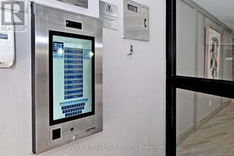 260 Davis Dr in Newmarket, ON - Building Photo - Building Photo