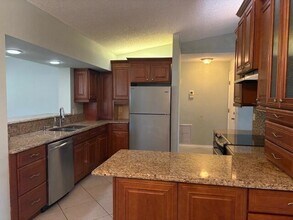 400 SW Buxton Ave in Port St. Lucie, FL - Foto de edificio - Building Photo