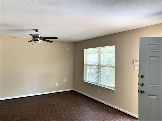 6229 Bobby Burns St in Houston, TX - Building Photo - Building Photo