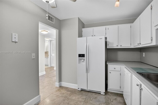 3050 NE 16th Ave, Unit 407 in Oakland Park, FL - Building Photo - Building Photo