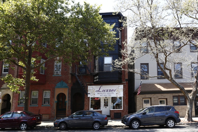 144 Chelsea St in East Boston, MA - Foto de edificio - Building Photo