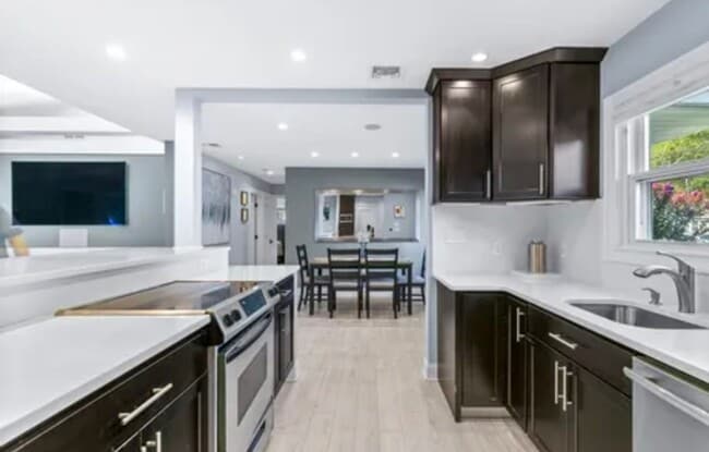 4 Hellstrom Rd in East Haven, CT - Building Photo - Building Photo