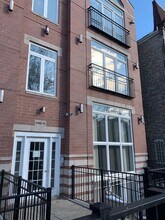 2327 S Sawyer Ave, Unit 1st floor B in Chicago, IL - Building Photo - Building Photo