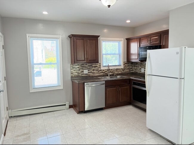 44 Pine St, Unit 1 in Pawtucket, RI - Building Photo - Building Photo