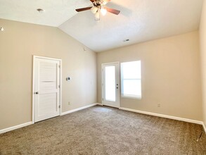 Prairie Pointe Apartments in Dodge City, KS - Building Photo - Interior Photo