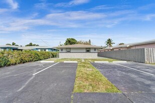 2437 Garfield St, Unit 4 in Hollywood, FL - Building Photo