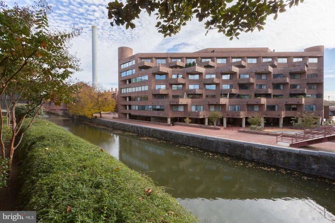 1015 33rd St NW-Unit -705 in Washington, DC - Building Photo