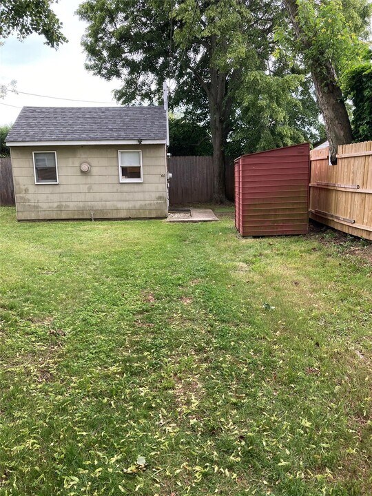 60 Cortland St in Copiague, NY - Building Photo