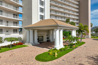 Marina Bay Club in Naples, FL - Foto de edificio - Building Photo