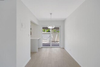 609 NE 13th Ave, Unit 102 in Fort Lauderdale, FL - Foto de edificio - Building Photo